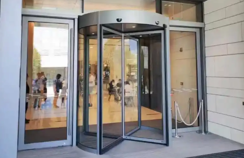 嘉峪关旋转门改善残障人士的出行体验！