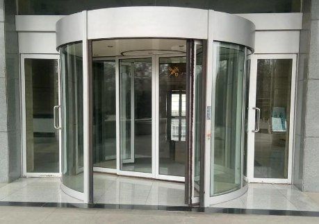 嘉峪关旋转门需要配备哪些安全防护措施？